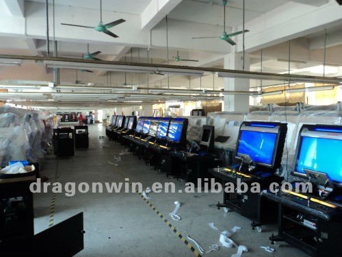 硬貨はシミュレーターを運転するアーケード・ゲームの頭文字d機械を作動させた問屋・仕入れ・卸・卸売り