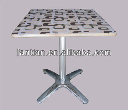 安いレストラン木製のダイニングテーブルと椅子の販売のための金属脚木製のレストランのテーブルと椅子のセット仕入れ・メーカー・工場