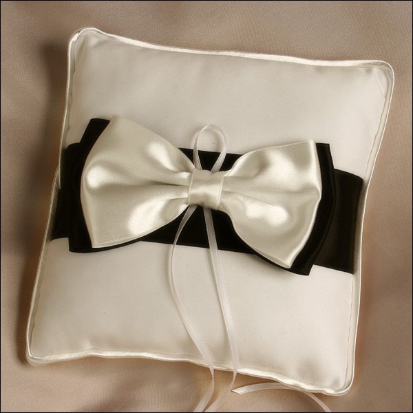 black and cream wedding theme. Ivory) wedding themes are