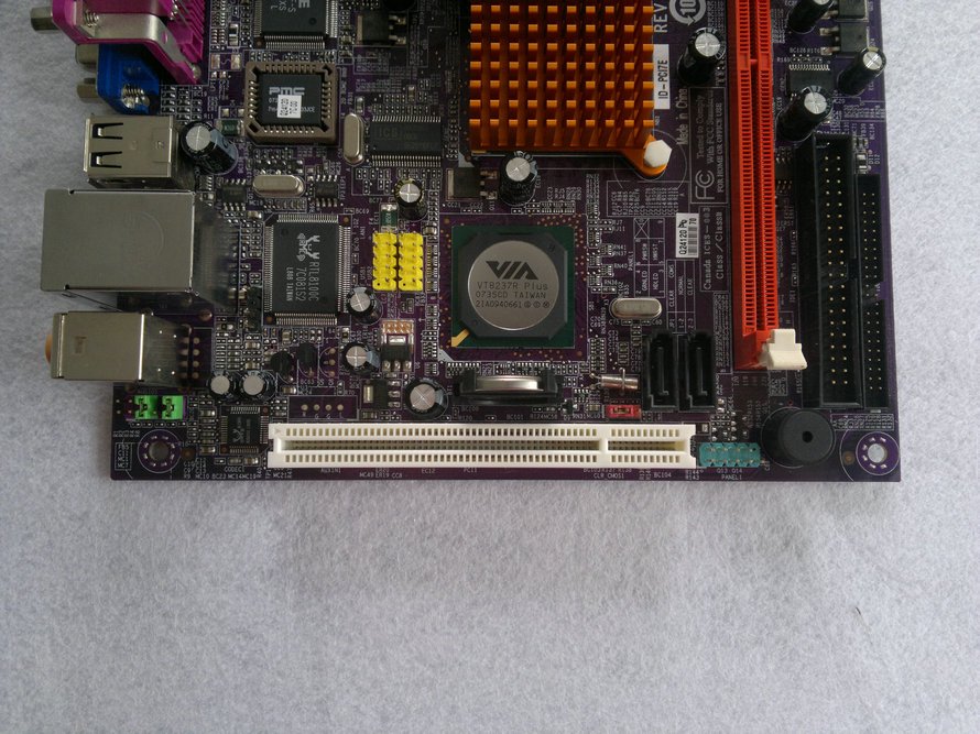 Chipset:VIA CN700+VT8237R Plus RAM: 1 x DDRII DIMM memory slot Max. Memory Support to 1GB LAN :Realtek RTL8100C 10/100 Mbit Audio Realtek ALC655 CODEC