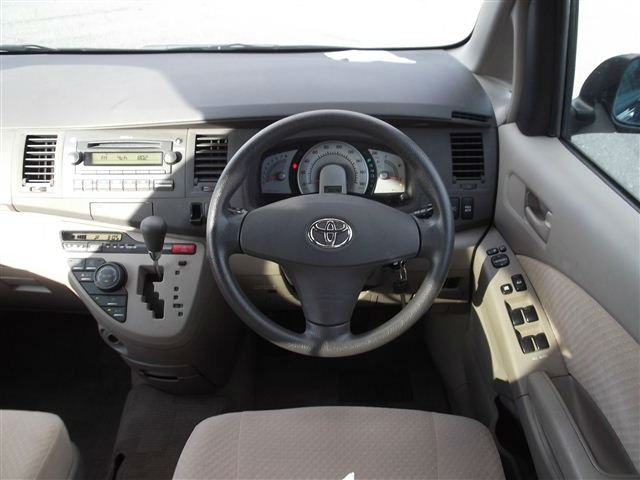 Toyota Isis 2005