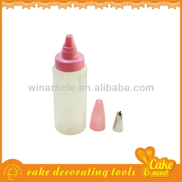 Squeezer bottle icing cake decoration