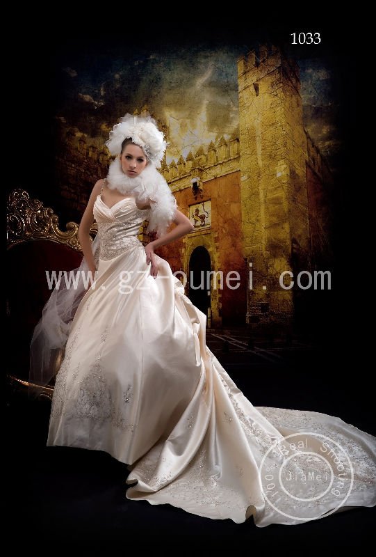 This beautiful arabic wedding dress was designed by following the latest 