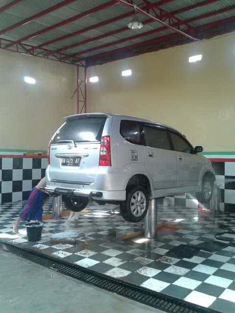@candelar car wash.jpg