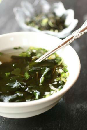 Japanese style kelp and wakame instant seaweed soup