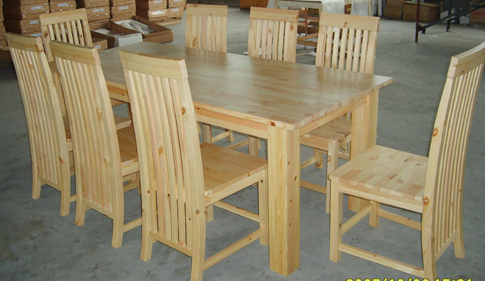 Color natural de pino macizo de madera mesa de comedor y silla ...