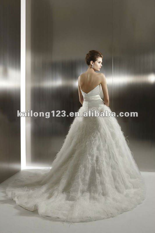 Ball Gown with sweetheart neckline weddding dressThe feather in this 