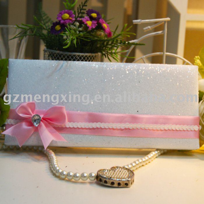 white luxury wedding decoration with a small handbagT067