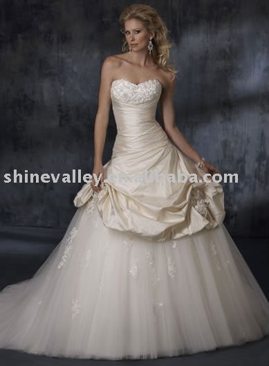 2011 Puffy Popular Taffeta and Tulle Lace Bridal GownWedding DressSH639