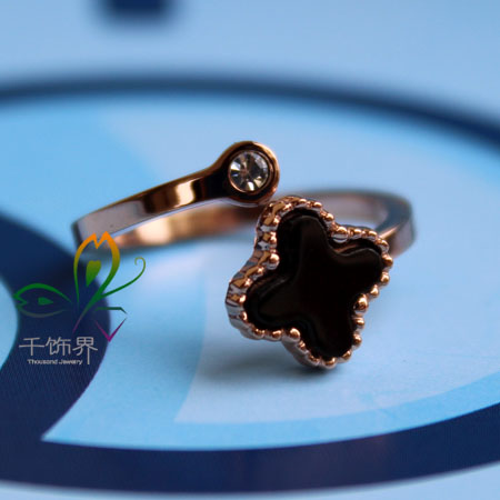 Four leaf clover opening of the color gold titanium 18k rose gold ring Women series Artificial