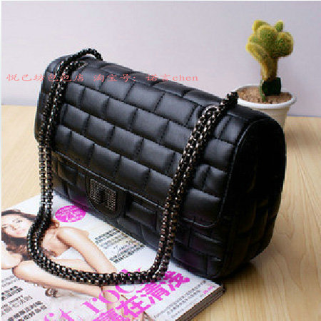 http://i01.i.aliimg.com/wsphoto/v0/1160187005/hot-selling-women-s-2-55-font-b-quilted-b-font-handbag-shoulder-font-b-bag.jpg