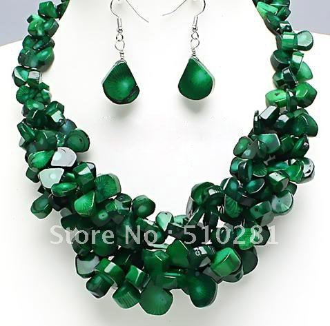 ... it POP with Emerald Green Coral Chunky Necklace Set Costume Jewelry