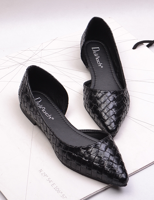 Free shipping women flats Europe new commuter embossed lattice side empty pointed a women s shoes