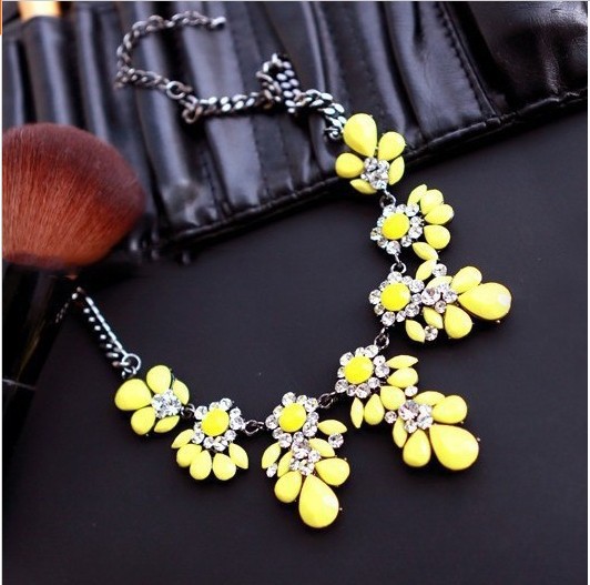 New Fashion Bib Choker Necklace Fluorescence Yellow Colors Crystal Gem Flower Drop Necklaces Pendants For Women