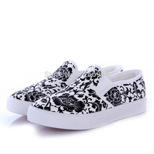 Chinese nationalistic style flower printed casual canvas loafers low heel women shoes suitable for all seasons