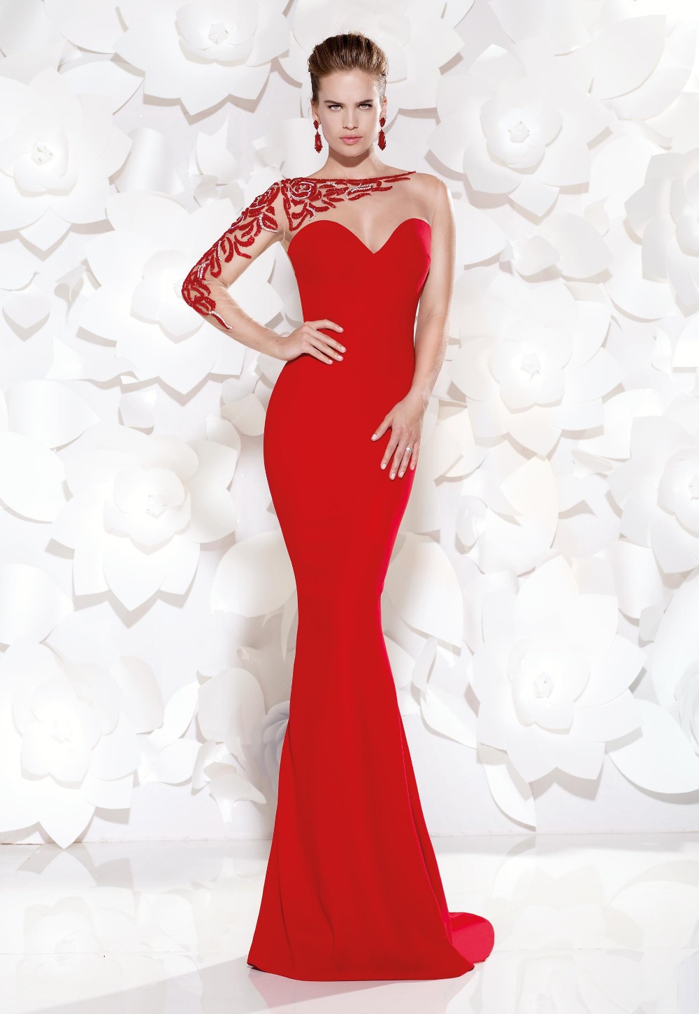 Красное бархатное платье Тарик эдиз