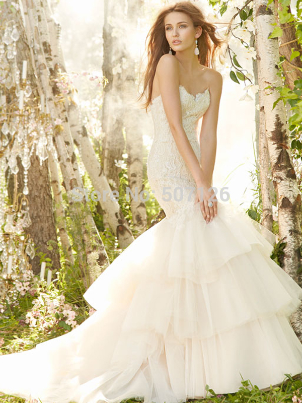 Scalloped edges wedding dress