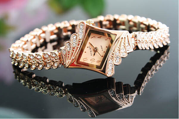 Fashionable Women s Analog Quartz Wrist Watch with Crystals Beads Decoration New