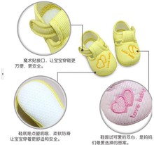 trottie Size 0 14Months NewBorn infant Soft Soles loverly pair Baby first walkers embroidered double heart