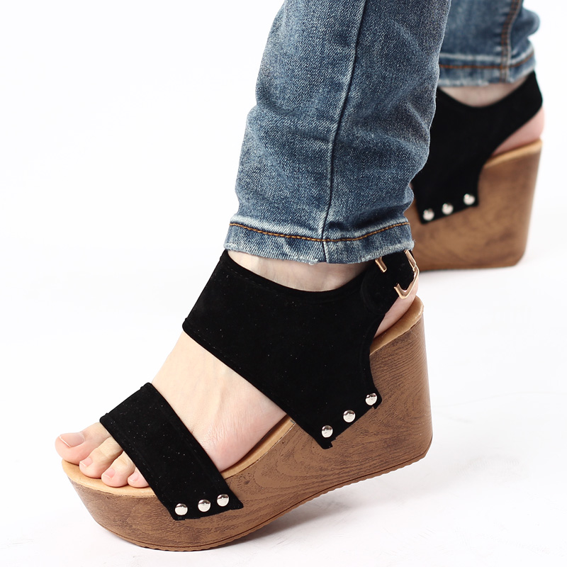 Very innovative and asymmetrical wedge shoes design for women pictures Very innovative and asymmetrical wedge shoes design for women pictures