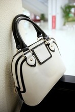 2013 handbags new big the same paragraph , mushrooms Street Hong Hepburn wind hit by a black and white color handbag smiley pack