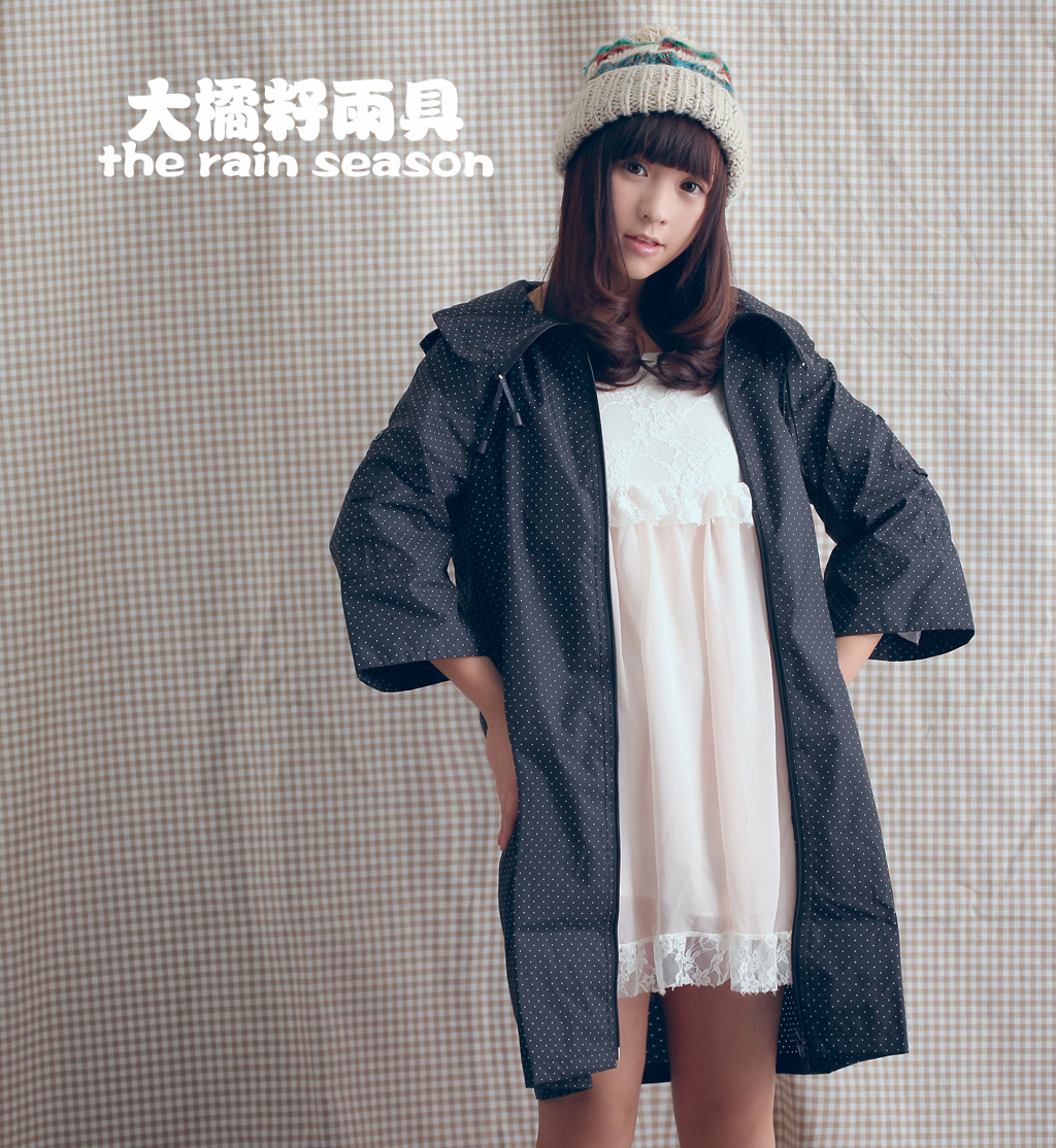 rain gear black dot fashion raincoat poncho(China (Mainland))