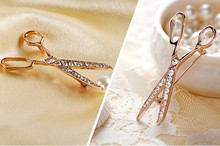 Unique Design New Crystal Rhinestone Scissor Shear Shape Handmade Special Clip Brooch Women Buckle Pin Broach