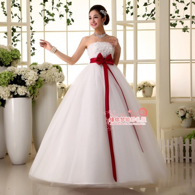 Vestidos de novia blanco con detalles rojos